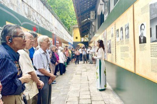 Tham dự lễ khai mạc trưng bày có các bác lão thành cách mạng, các cựu tù chính trị... (Ảnh: Báo ĐBND)